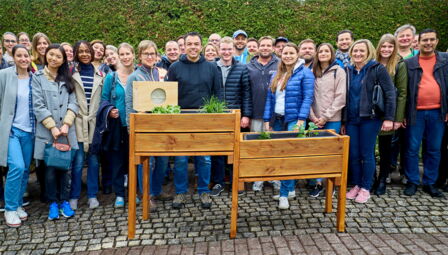 Mitarbeiter der Daimler AG helfen