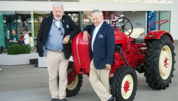 Harald Stegen und Dr. Wolfgang Porsche bei der Porsche Diesel Übergabe