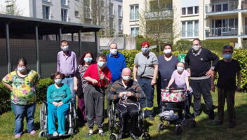 Bewohner mit Mund-Nase-Masken