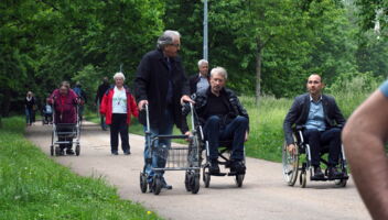 Rollitour mit Oberbürgermeister Dr. Stefan Belz in den Stadtgarten