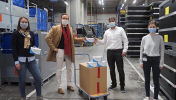 Übergabe der Masken an Steffen Sandrock