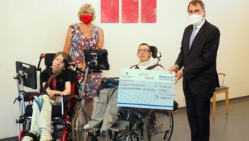 Oberkirchenrat Dieter Kaufmann übergibt den Scheck