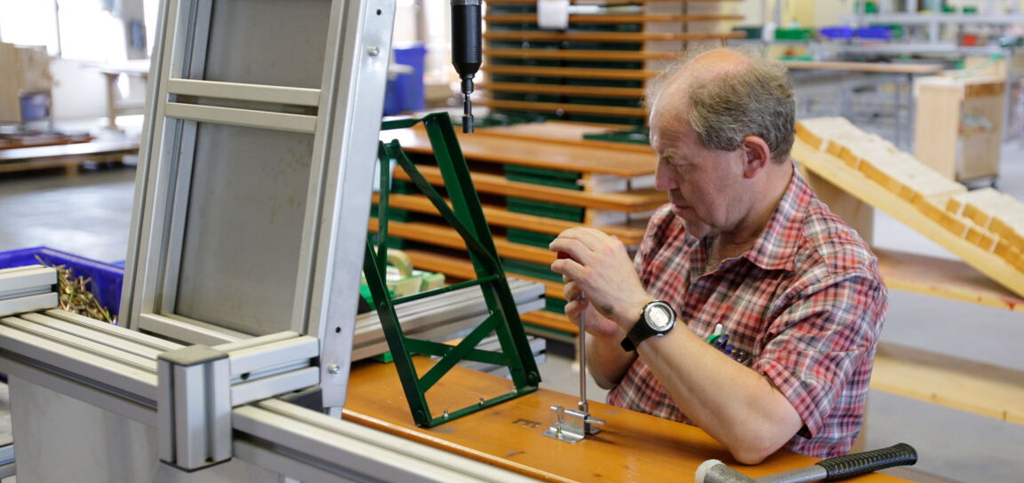 Produktfertigung von Festzeltgarnituren und Gastromoebel