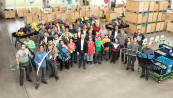 GWW-Mitarbeiter zusammen mit den Besuchern der Daimler AG